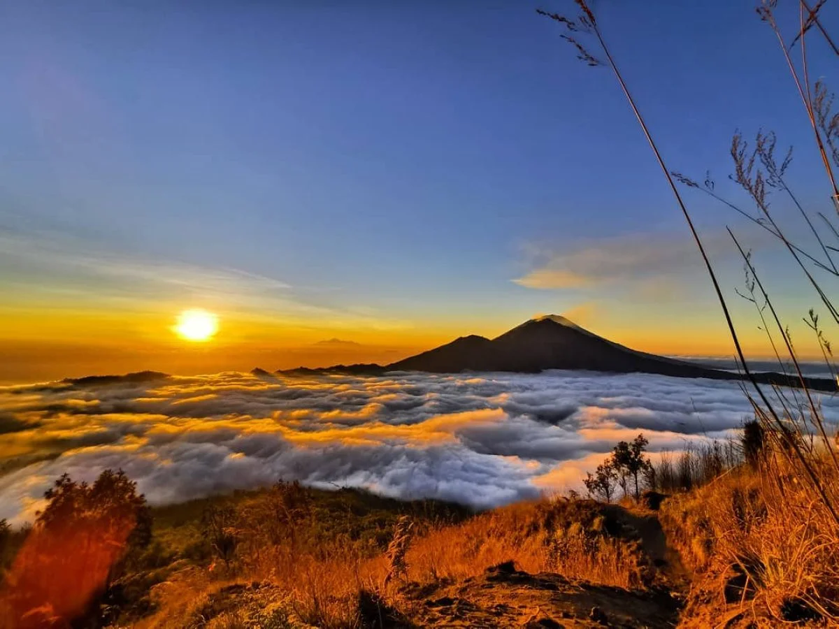 Mendaki Puncak Gunung Batur di Pagi Hari