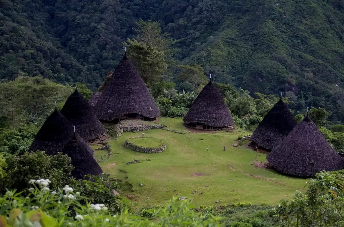 Trekking Seru Menuju Desa Wae Rebo, Perjalanan Mistis di Atas Awan